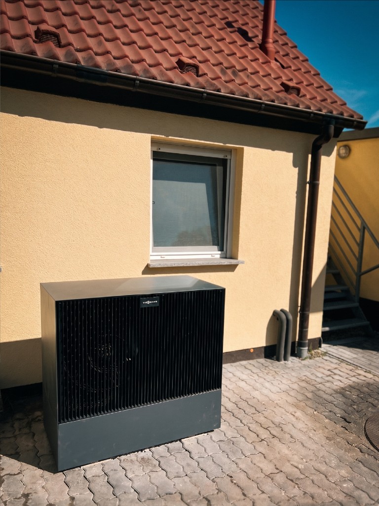 Wärmepumpe auf Kopfsteinpflaster