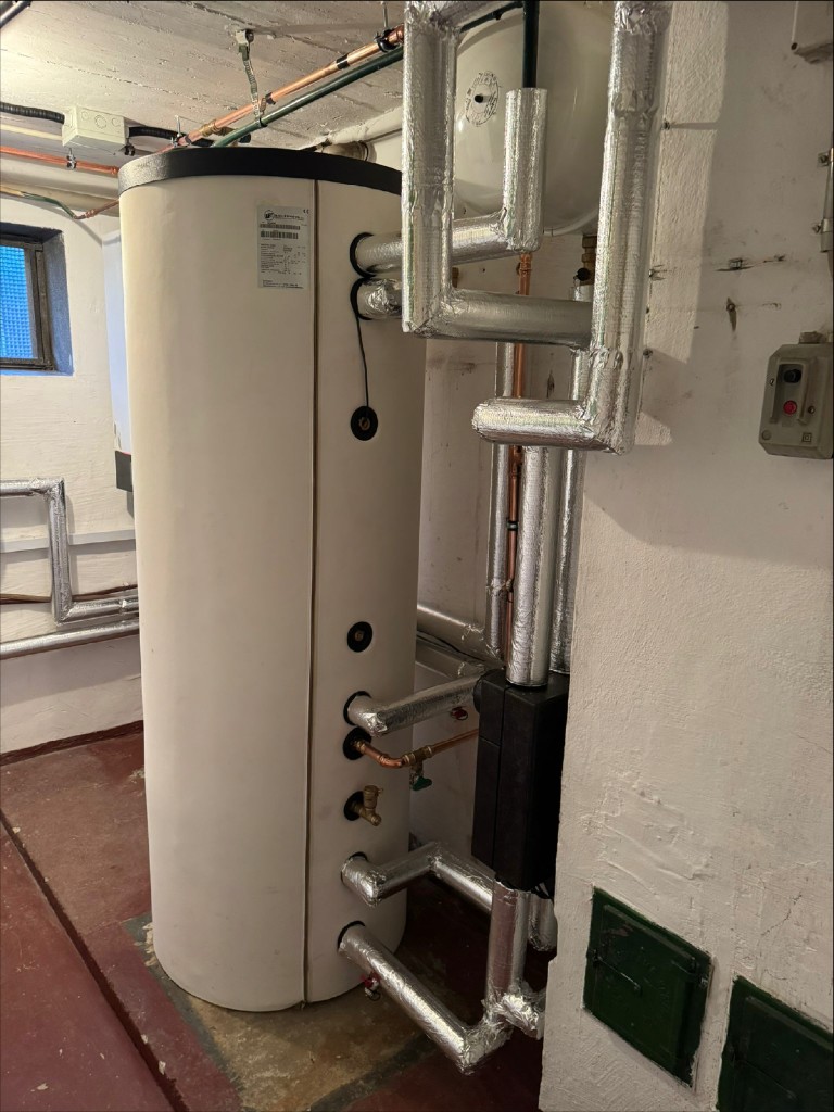 Viessmann Heizungsverteiler mit Rohrleitungen