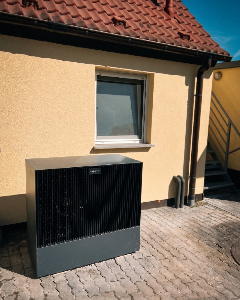 Viessmann Wärmepumpe im Außenbereich eines Hauses
